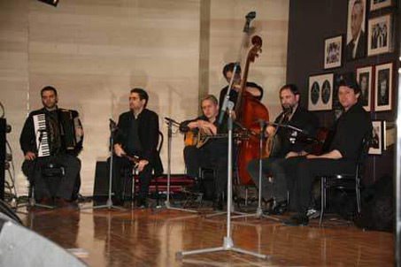 2008: Η ορχήστρα που συνόδευσε τους ερμηνευτές σε τραγούδια του Μίνου Μάτσα